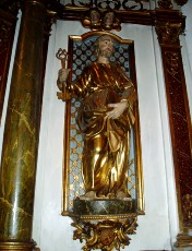 Statue du retable, remarquer les colonnes qui sont en bois et non en marbre...