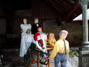 Les mounaques, poupes remplie de foin dans le village de Campan