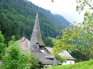 La cascade de Jaun et le village