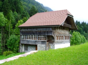 La cascade de Jaun et le village