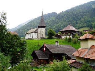 La cascade de Jaun et le village