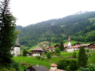 La cascade de Jaun et le village