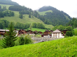 La cascade de Jaun et le village