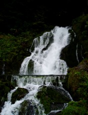 La cascade de Jaun et le village