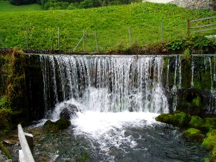 La cascade de Jaun et le village