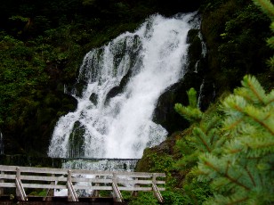 La cascade de Jaun et le village