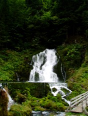 La cascade de Jaun et le village