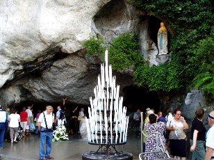 La Grotte de Massabielle, la Cathdrale est rige en-dessus